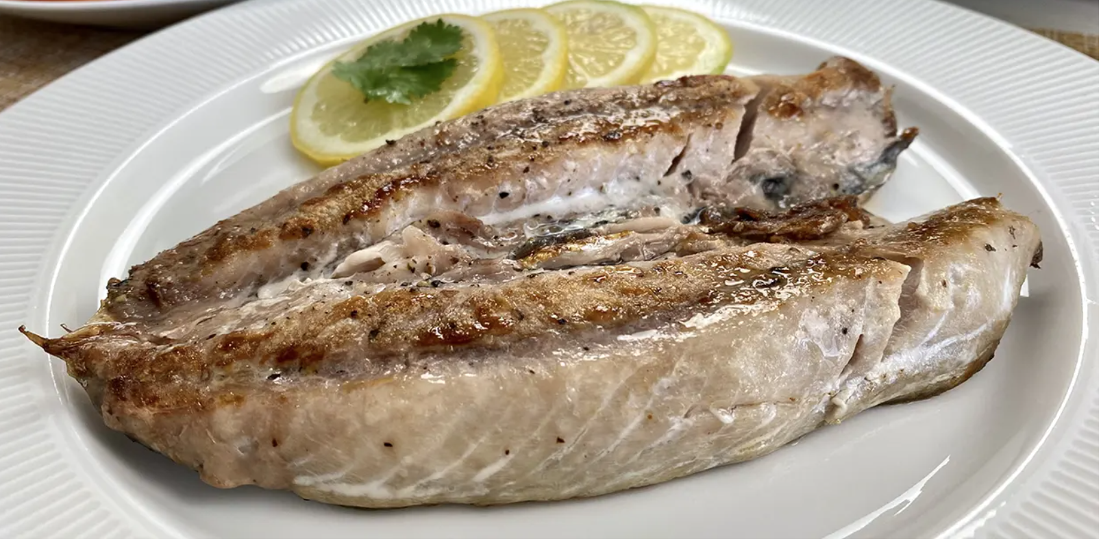 Palitos de pepino con caballa a la plancha y crema de verduras.